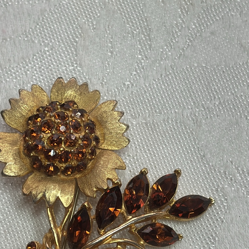 Signed WEISS Amber Color Rhinestone Sunflower Design Gold Tone Metal Bro… - Picture 4 of 6